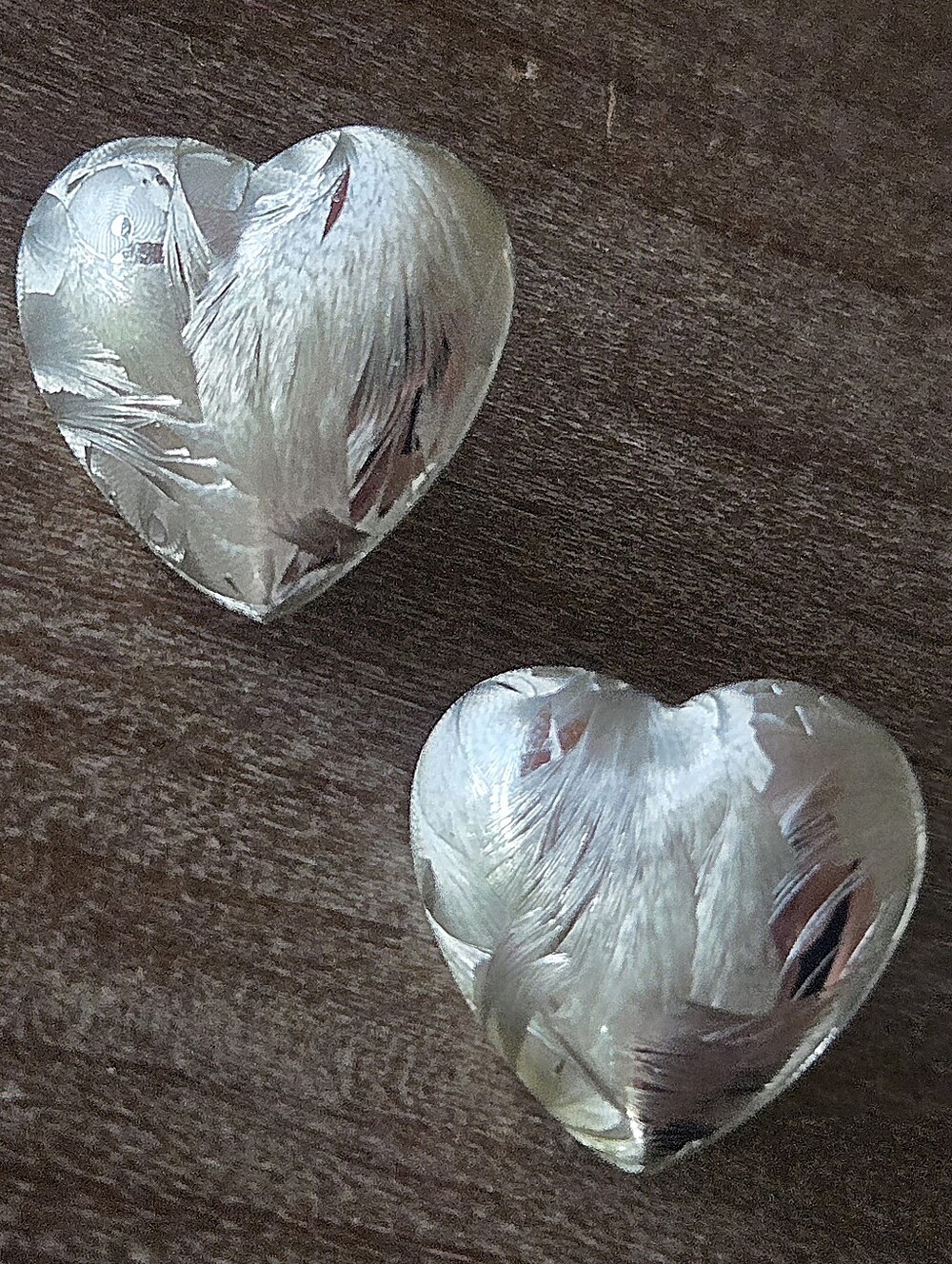 Vtg 80s 90s Feather Etched Silver Tone Heart Earrings